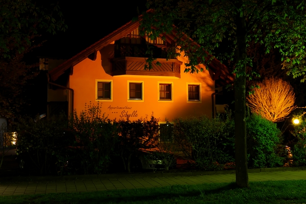 Appartementhaus Sibylle bei Nacht – Bad Füssing Riedenburg